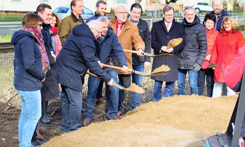 Unter dem Beifall zahlreicher Politiker stachen Rötgesbüttels Bürgermeister Hermann Schölkmann, Peter Seitz, Leiter Regionalnetze DB Netz AG und Verbandsvorsitzender Detlef Tanke (v.l.) den ersten Spaten für das zweite Gleis in den Kies.