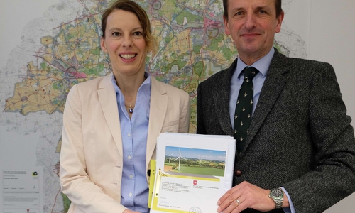 Halten die genehmigte Planung des Windverfahrens in Händen: Erste Verbandsrätin Manuela Hahn und Verbandsdirektor Hennig Brandes.