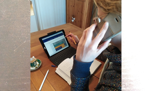  Eine Mitarbeiterin der Wirtschaftsförderung im Homeoffice bei der telefonischen Beratung.