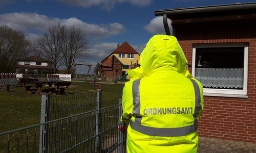Der Spielplatz ist leer. Die meisten Menschen halten sich in der Gemeinde Lehre an das Kontaktverbot. Symbolbild.