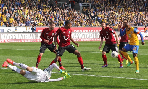 Ron-Robert Zieler und die Hannoveraner Abwehr waren ohne Chance gegen Kumbela.
