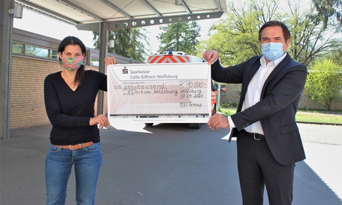 Harald Scheder, Geschäftsführer von MVI PROPLANT Nord, überreichte am Klinikum den Spendenscheck an die stellvertretende Klinikumsdirektorin Katrin Stary.