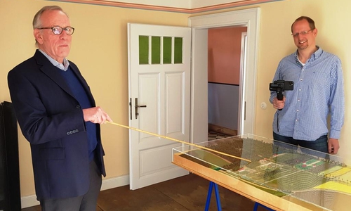 Virtuelles für die Besucher. Christian Hogrefe (l.) und Henning Kramer nach der Live-Schaltung im Gärtnermuseum. 