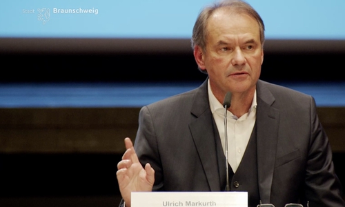 Braunschweigs Oberbürgermeister Ulrich Markurth auf der Pressekonferenz zum Behelfskrankenhaus.
