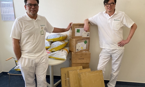 Hat den Kontakt zu dem  Lehrkrankenhaus in China: Prof. Dr. med. Tung Yu Tsui, Chefarzt der Klinik für Allgemein-, Viszeral- und Thoraxchirurgie in der Asklepios Harzklinik Goslar (r.) der Harzkliniken, hier zusammen mit Privatdozent Dr. med. Yogesh K. Vashist, Leitender Oberarzt der Harzkliniken –sie nahmen die gespendeten Artikel in Empfang