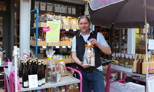 Inhaber Jörn Zeisbrich stellt sein neues Angebot vor: Whiskeytasting von zuhause aus.