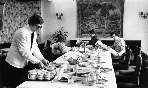 Frühstück im Hotel, eingefangen 1977 vom Fotografen Hartmut Neubauer.
