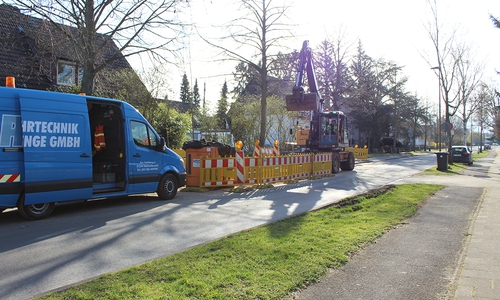 Ein Belüfterschacht im Horstweg konnte bereits Anfang April gesetzt werden. Ein weiterer folgt, er steht bereits mit Deckel-Aufsatz bereit. Bis Ende des Monats sollen die Restarbeiten zur Erneuerung der Trinkwassertransportleitung abgeschlossen sein.  