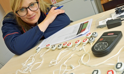 Malteserin Mareike Maasberg mit ihren „Funkfingern“, die den Kontakt zwischen Patient und Pflegekraft herstellen