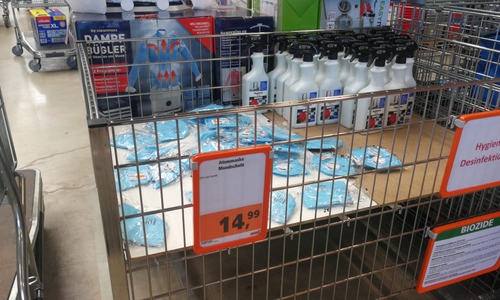 Ein befremdlicher Anblick: Repräsentativ im Eingangsbereich des Baumarktes werden hochwertige medizinische Schutzmasken angeboten - Für einen irren Preis. 
