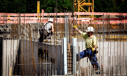 Alle Hände voll zu tun: Trotz Corona verzeichnet die Baubranche volle Auftragsbücher und solide Umsätze. Jetzt profitieren auch die Handwerker. Im April ist der Mindestlohn für Maurer & Co. gestiegen.