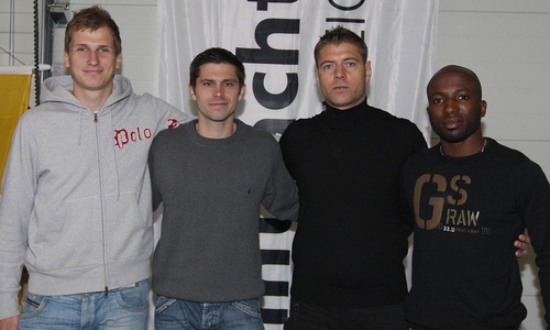 Dennis Kruppke, Valentin Nastase und Domi Kumbela erkennt jeder Eintracht-Fan sofort. Aber wer ist das da ganz links?