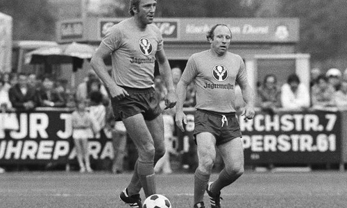 Peter Kaack (am Ball) beim Benefizspiel in Wolfenbüttel am 10. August 1977 mit seinem Kollegen Uwe Seeler.