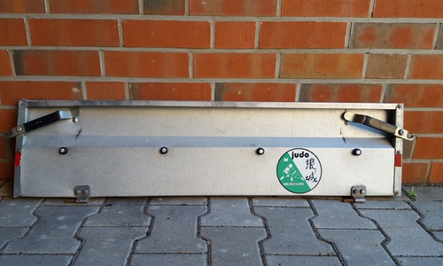 Diese Anhängerklappe wurde von einem ehemaligen Polizeibeamten gefunden und zur Dienststelle gebracht.