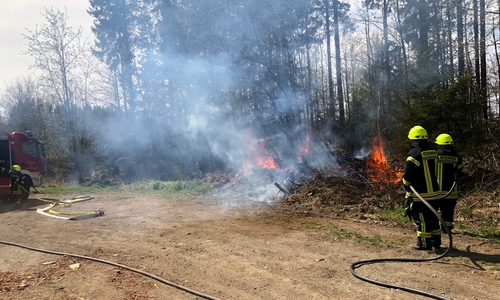 Die Feuerwehr konnte den Reisighaufen ablöschen.