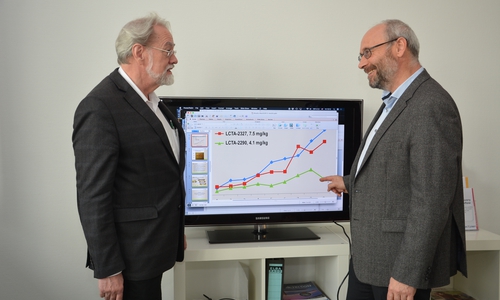 Firmengründer Prof. Dr. Edgar Wingender (links) und Geschäftsführer Dr. Alexander Kel diskutieren eine Auswertung.