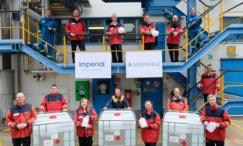 Gemeinsam haben die Firmen Imperial, Albemarle, die Asklepios Harzkliniken und der Landkreis Goslar die kurzfristige Produktion von Händedesinfektionsmittel vereinbart und umgesetzt.
