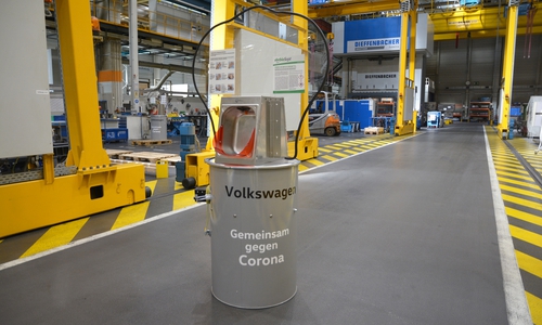 Gesucht war ein Desinfektionsmittelspender aus Materialien, die es in jedem VW-Werk gibt - Das Ergebnis kann sich sehen lassen. 