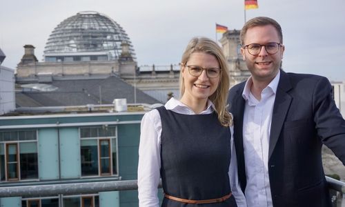 Dr. Adrian Haack mit seiner Verlobten Eva Keldenich, der Geschäftsführerin der Jungen Gruppe bei der CDU/CSU-Bundestagsfraktion.