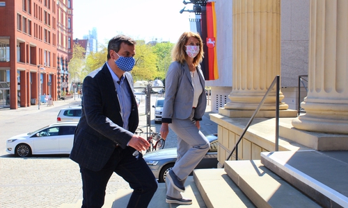 Petra Emmerich-Kopatsch und Alexander Saipa beim Ausprobieren der Masken.