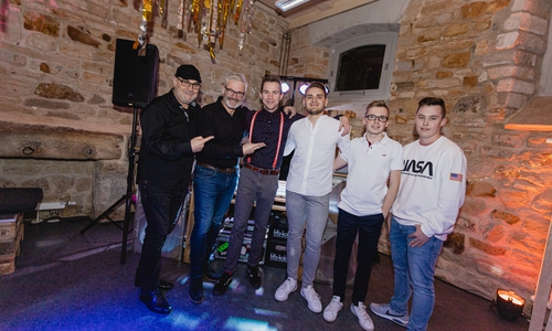 Von links: Die Pferdestall DJs Martin Lehmann, Andreas Draß, Florian Danker, Adrian Blank, Linus Struck und Moritz Schmidt vor der letzten Veranstaltung „Neujahrsdisco 2020“. 