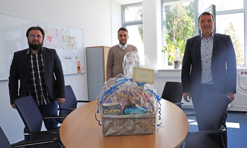 Axel Burghardt (rechts), Geschäftsführer des Städtischen Klinikums, nahm den Präsentkorb von Bekir Yalcin (links) und Mustafa User mit Freude entgegen.