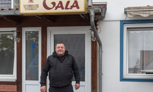 Nurullah Tunc vor seinem Hotel in Wendessen.