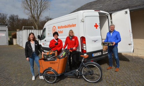 Mit dem neuen Elektro-Lastenfahrrad der Wolfenbütteler Tafel (von links): Aline Gauder, Juliane Liersch, Ines Renner und Geschäftsführer Uwe Rump-Kahl.