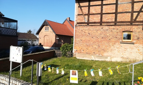 Die Osterkette vor dem Eingang der Kirche von Klein Schöppenstedt.