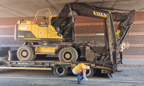 An der Braunschweiger Straße blieb ein LKW unter einer Bahnbrücke hängen. Der Grund: Der geladene Bagger war zu hoch.