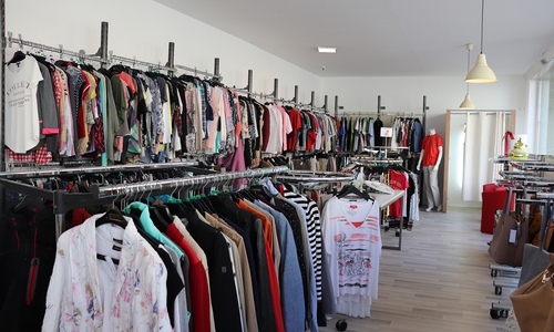 DRK-Kleider-Shop „Lieblingsstücke“ in Peine, Innenansicht.