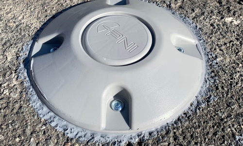 Die eingebauten Parksensoren zeigen auf dem Kreismusikschulparkplatz freie bzw. belegte Parkplätze an.