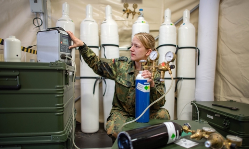 Die Bundeswehr ist in der Corona-Krise gefragt. Hier überprüft eine Soldatin Sauerstoffflaschen in einer mobilen Sauerstofferzeugeranlage in der Falckenstein-Kaserne in Koblenz. (Symbolbild) 