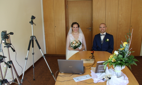 Anders als geplant aber dennoch unvergesslich: Theresa und Pascal Scholz hielten an ihrem Hochzeitstermin im April fest und übertrügen die Zeremonie kurzerhand via Live-Stream für ihre Verwandten und Freunde.