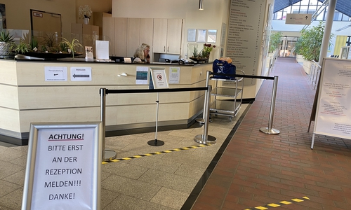 Schon an der Rezeption der Asklepios-Harzkliniken gilt: Abstand halten. 