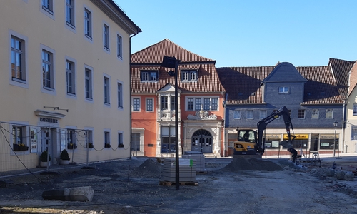 Derzeit werden die Stufen vor dem Alten Rathaus gesetzt.