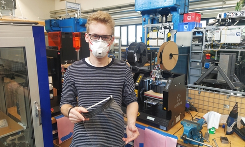 Shahin Hahn ist einer der freiwilligen studentischen Helfer, die derzeit mittels 3D-Druck Bauelemente für Gesichtsschilde im Zentrum für additive Fertigung (ZaF) in der Ostfalia Hochschule herstellen.