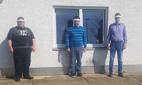 Kunststoffvisiere als Spuckschutz - So konnte die Peiner Firma Wulkow-Metallbau die Kurzarbeit umgehen. 