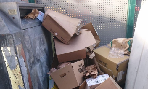 So bitte nicht: Das Altpapier gehört in und nicht vor den Container. Wenn ein Container voll sein sollte, kann ein anderer Container genutzt oder das Altpapier an einem anderen Tag entsorgt werden.  