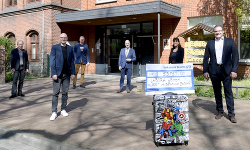 Stefan Honrath (Mitte), Leiter der Direktion Peine der Volksbank BraWo, übergab die Großspende aus dem walk4help - mit gebührendem Sicherheitsabstand - an die Vertreter der teilnehmenden Schulen des „Coolness-Training“.