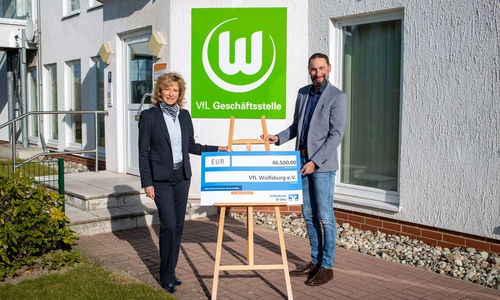  Claudia Kayser, Leiterin der Direktion Wolfsburg der Volksbank BraWo, mit Stephan Ehlers, Geschäftsführer des VfL Wolfsburg e.V. bei der Scheckübergabe.