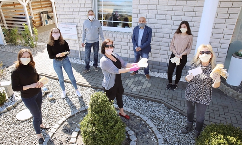 Behelfsmasken aus Kästorf für das AWO-Heim (v.l.): Arzu Bolat, Neele Bente, Ingo Tiede, Leila Bente, Ömer Köskeroglu, Dilay Bolat und Conny Tiede.