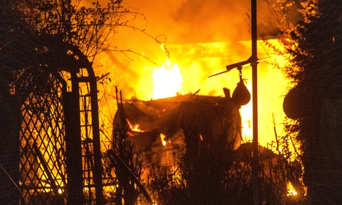 Als die Feuerwehr eintraf, stand der Schuppen in Vollbrand.