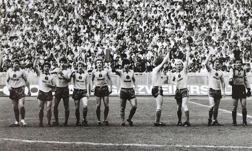 Historischer Sieg in Berlin am 16. Mai 1981. Beim 4:2 in der 2. Bundesliga Nord lagen die Löwen zweimal hinten. Grobe (2.v.r.) traf zum 2:2. 