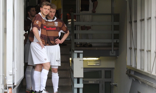 Fabian Krüger (re.) und Julian Eggers vor dem Spiel. Ein mulmiges Gefühl ist deutlich sichtbar.