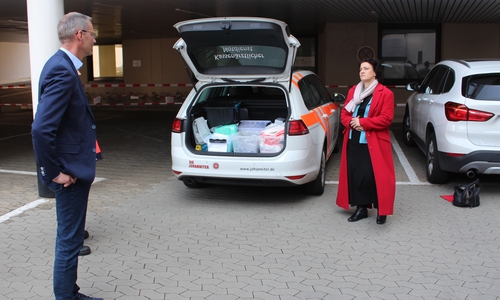 Jens Lehmann und Dr. Carola Reimann mit einem Corona-Mobil der Johanniter.