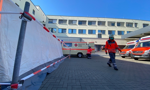 Das DRK hat ein Zelt vor der Asklepios Klinik errichtet. Aber warum eigentlich?