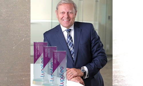 Jürgen Brinkmann, Vorstandsvorsitzender der Volksbank BraWo, präsentiert die drei Trophäen des LupoLeo Awards.