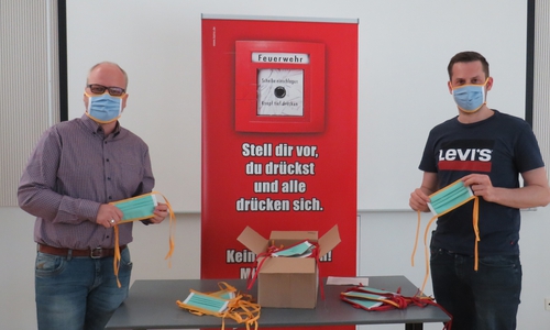 Verwaltungsleiter Tobias Breske (links) mit dem Ortsbrandmeister der Ortschaft Lehre Jan Wehrstedt