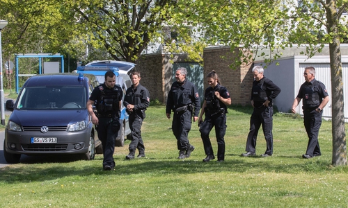 Mehrere Polizisten waren notwendig, um den Mann zu überwältigen.